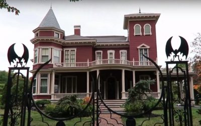 Stephen King Opens Maine Mansion (and Horror Archive) To Aspiring Writers